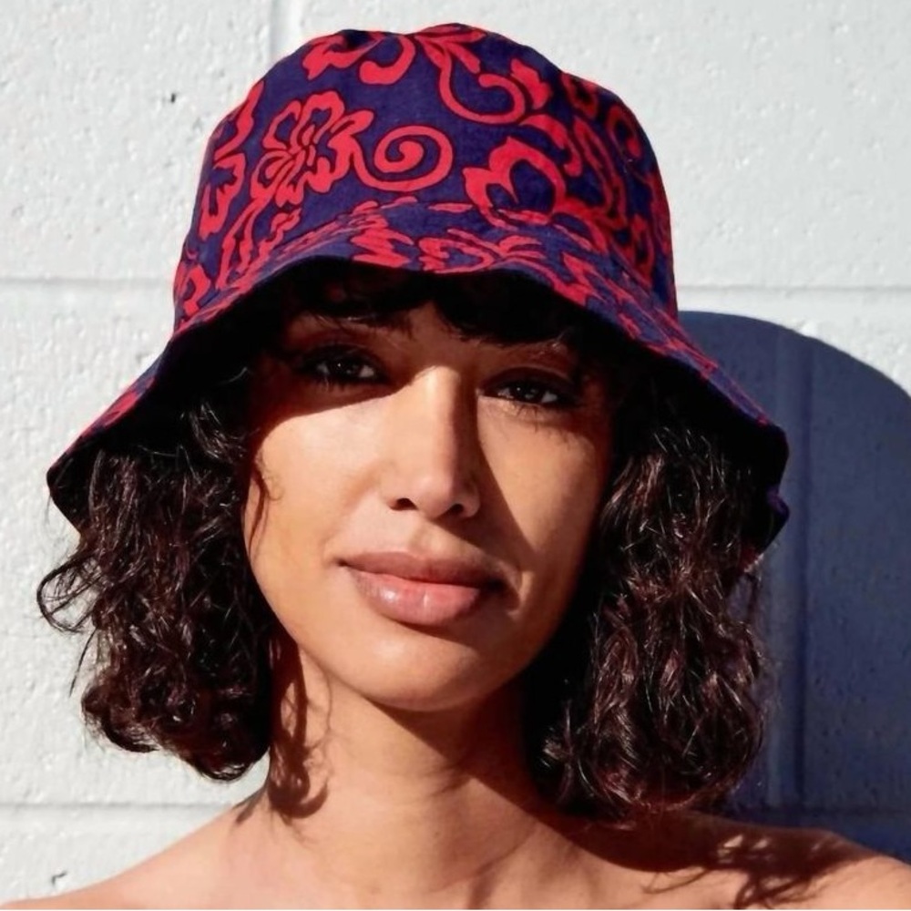 NWOT SUNDRY Aloha Floral Bucket Hat